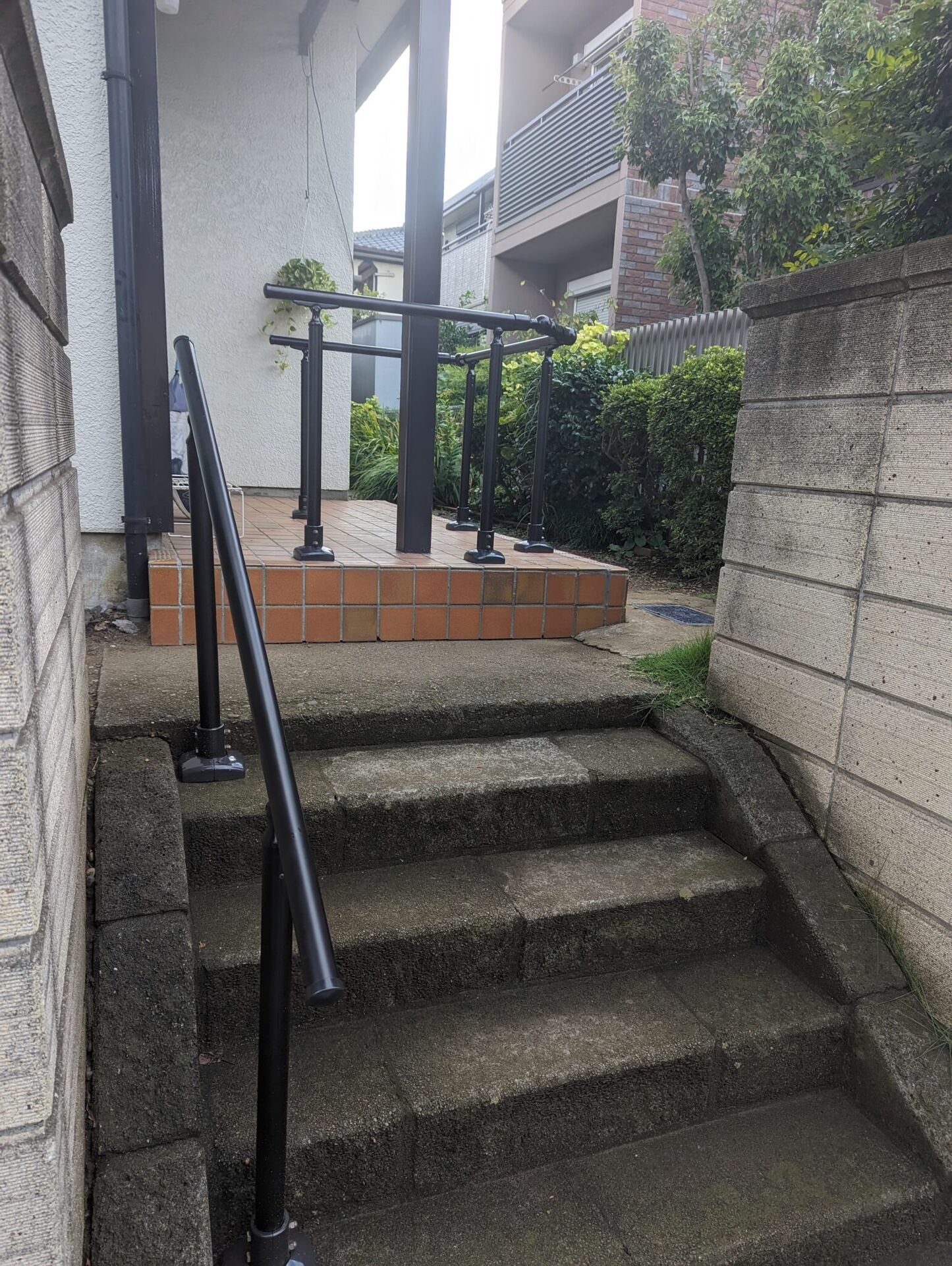 玄関前に手摺りを設置しました1