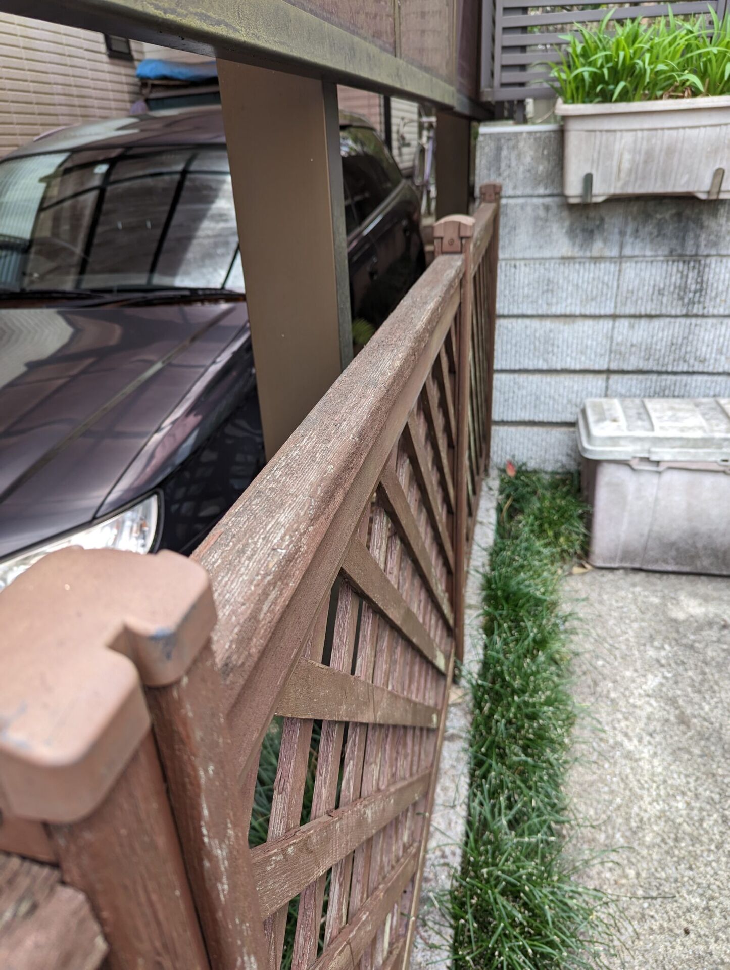 駐車場ラティスを塗装しました1