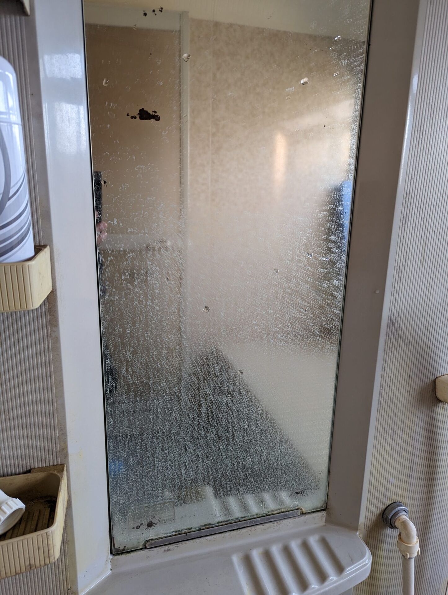 浴室鏡うろこ取りと水栓交換1