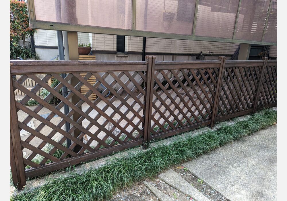 駐車場ラティスを塗装しました3